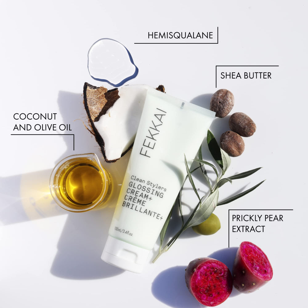 Main appliquant la crème sur les longueurs pour hydrater et lisser.