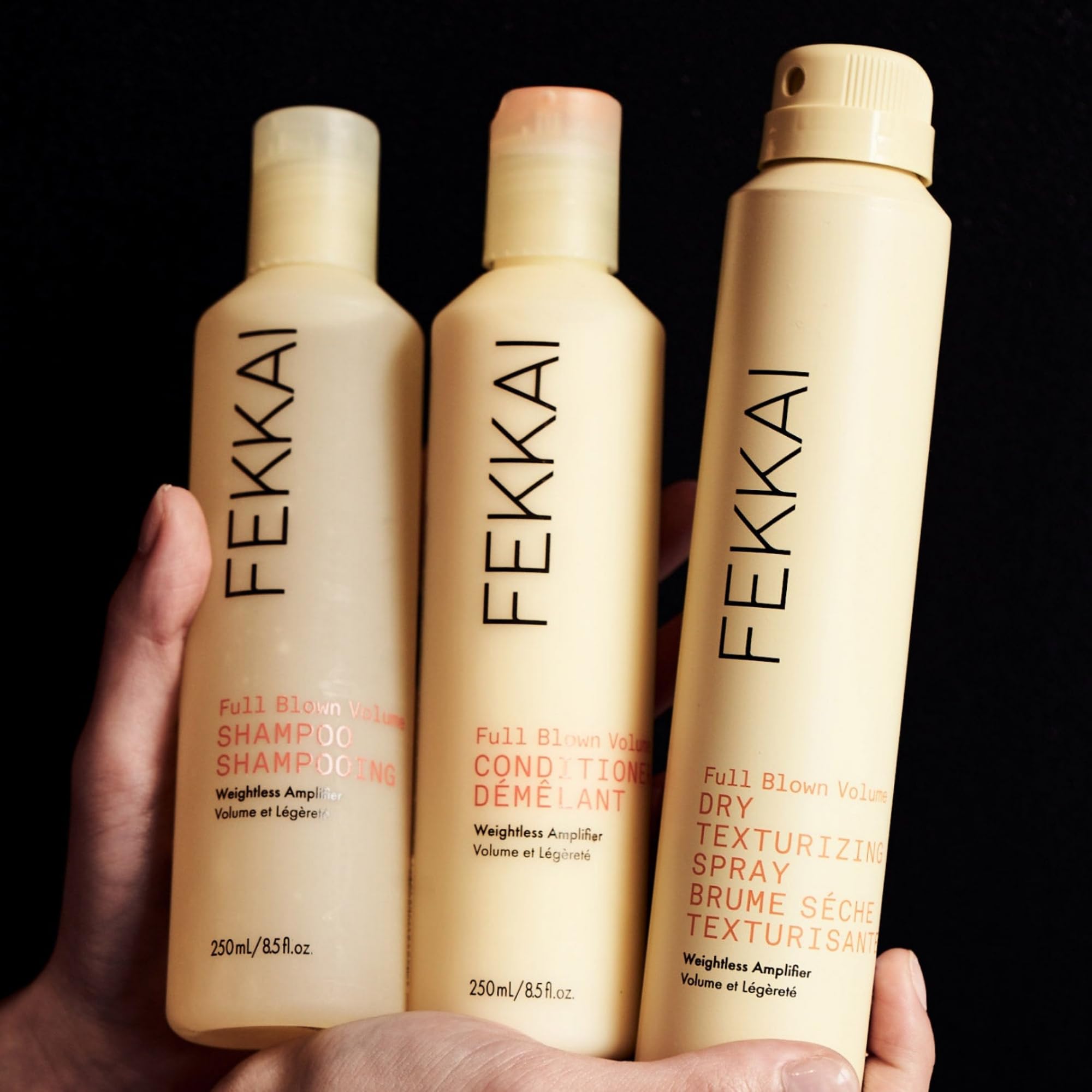 Texture crémeuse du shampooing FEKKAI apportant hydratation et volume