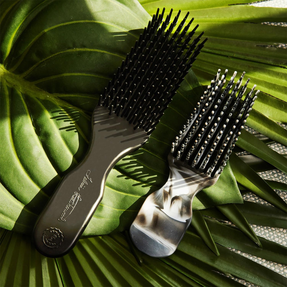 Démêlage rapide avec la brosse Felicia Leatherwood, pratique et efficace.