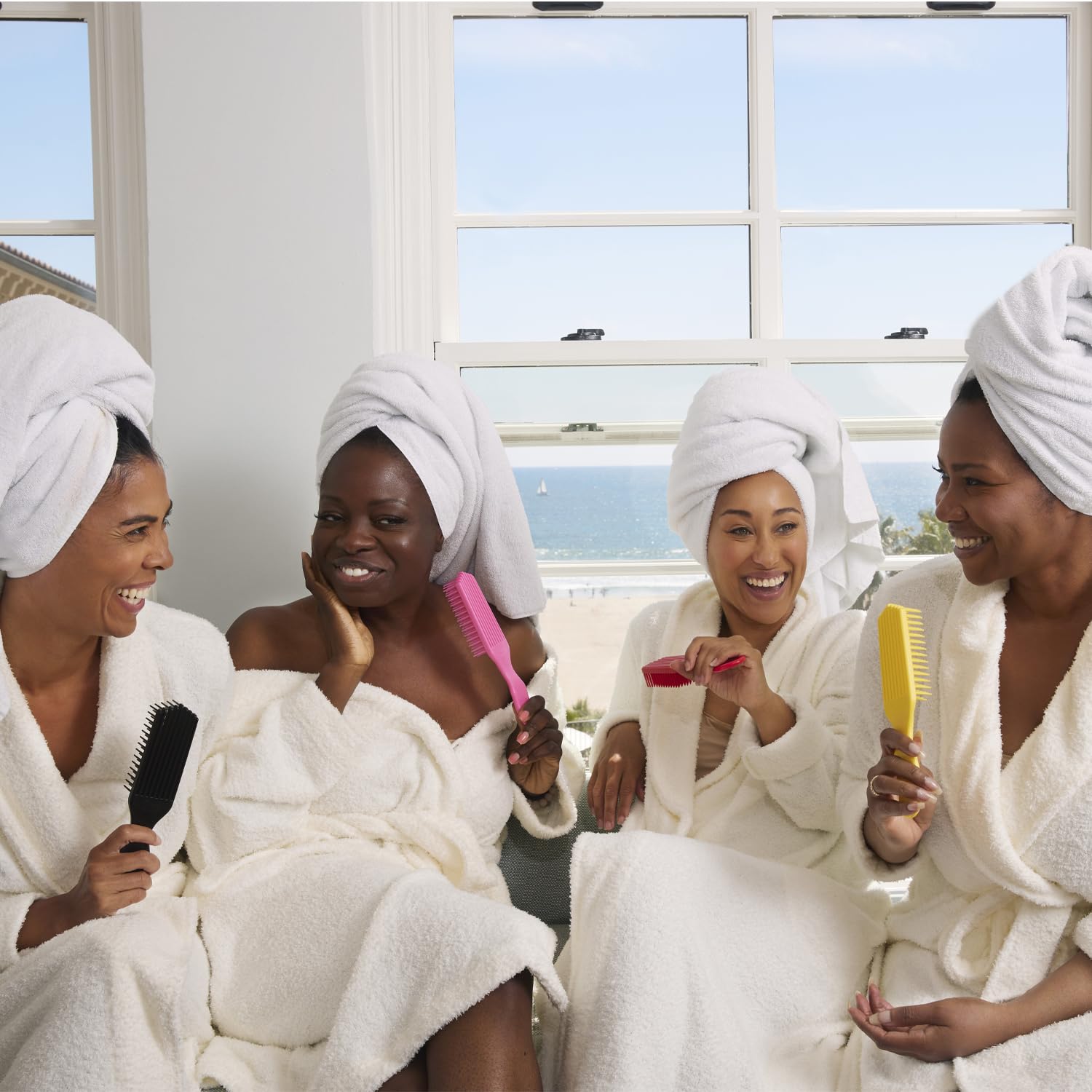 Douceur pour cheveux crépus avec la brosse Felicia Leatherwood.