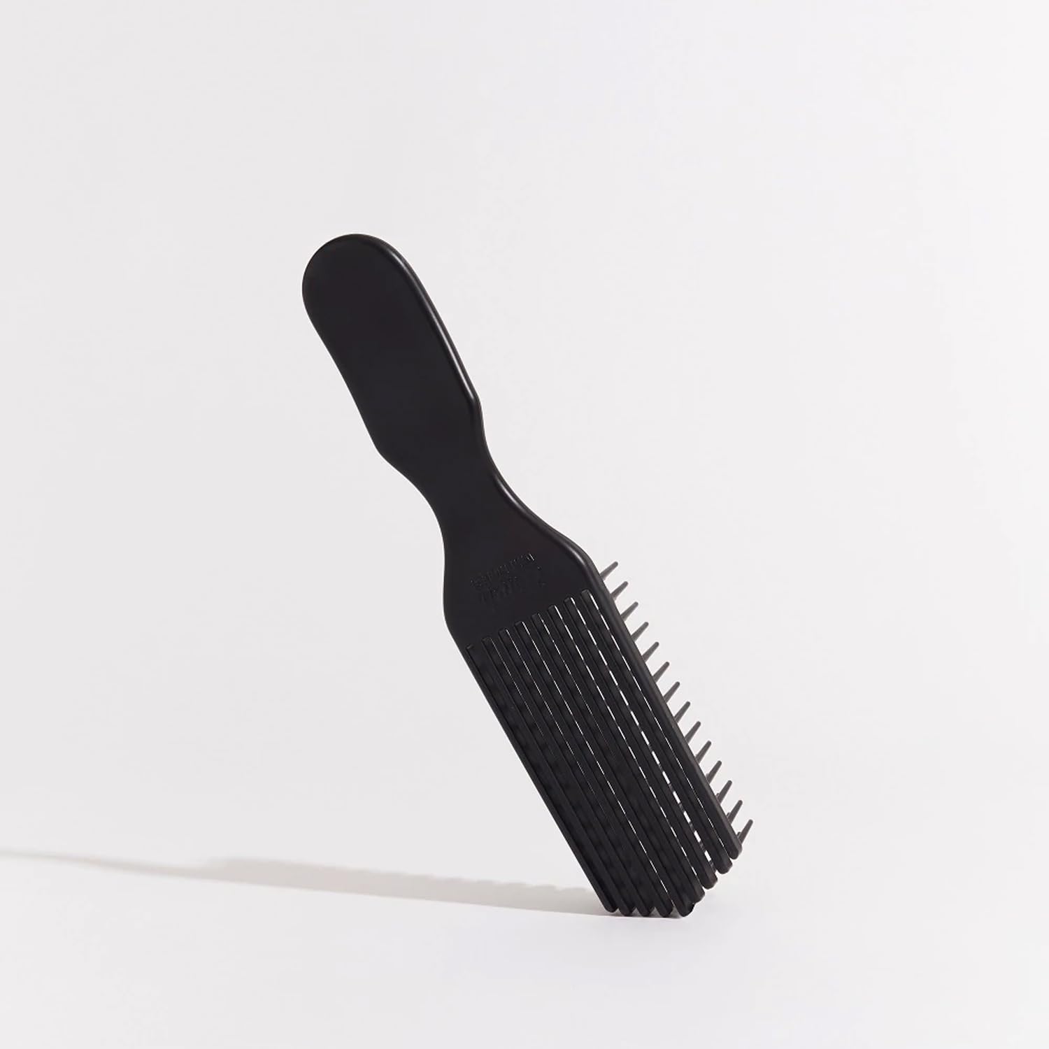 Brosse Felicia Leatherwood, poignee confort pour un maniement stable et précis.