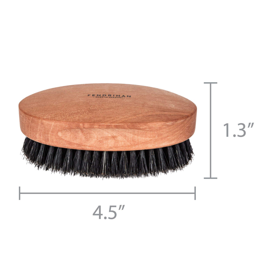 Brosse Fendrihan design militaire XVIIIe siècle pour routine capillaire.