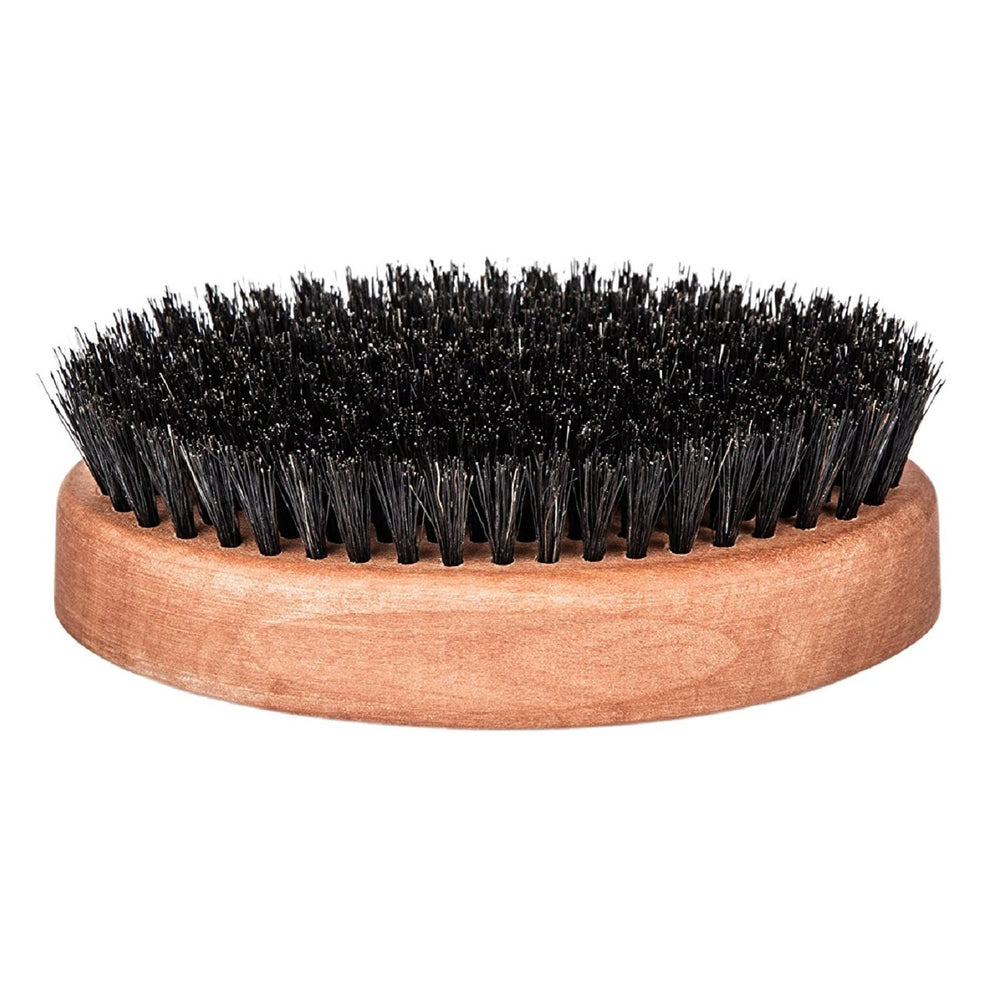 Détail des poils fermes Fendrihan offrant un massage stimulant du cuir chevelu.