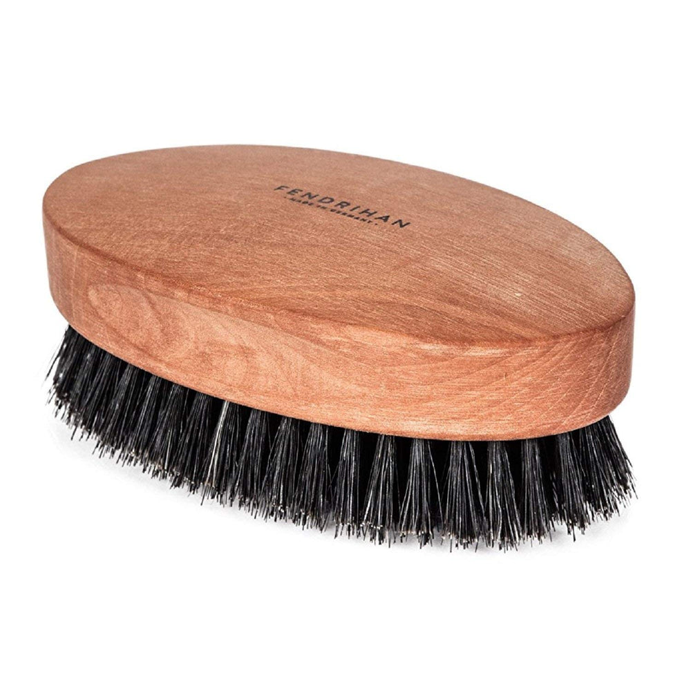 Routine capillaire quotidienne avec la brosse Fendrihan pour démêlage doux.