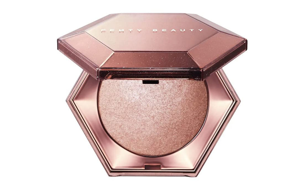 Fenty Beauty Diamond Bomb dévoile un voile diamanté sur le visage et le corps pour un éclat instantané.