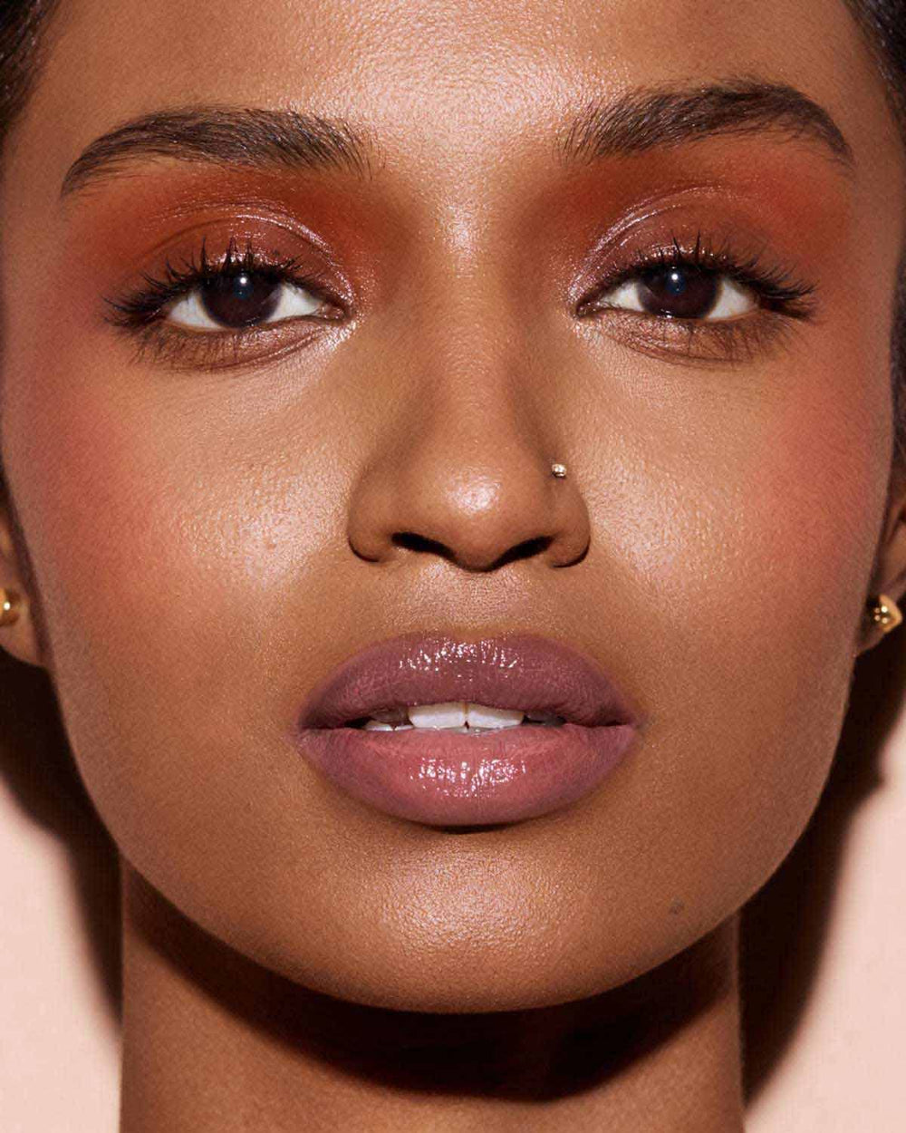 Gloss Bomb Color Drip 02 Fenty Glow, application fluide et brillance sur les lèvres.