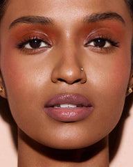 Gloss Bomb Color Drip 02 Fenty Glow, application fluide et brillance sur les lèvres.