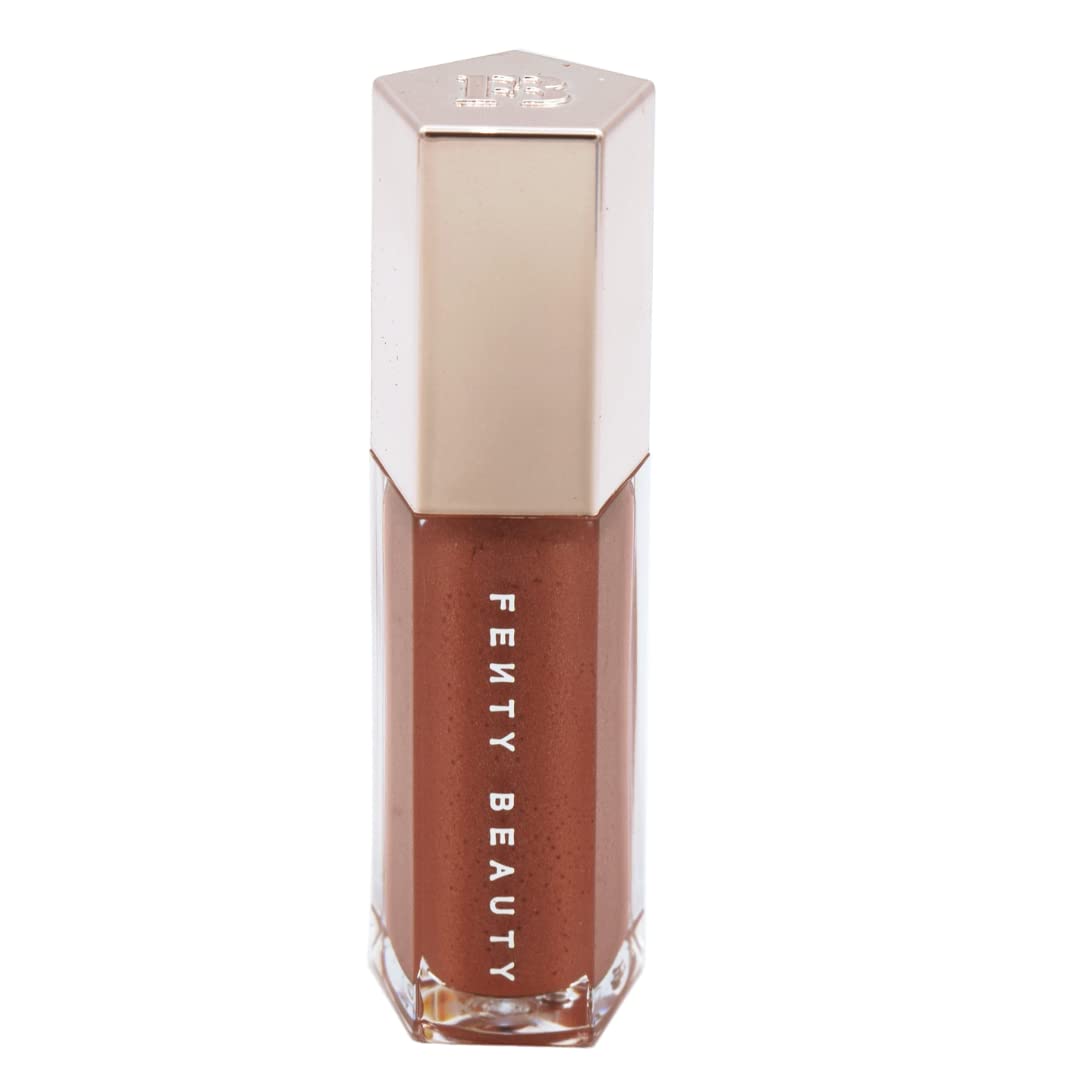 Gloss Bomb Fenty Beauty – Lèvres rose nude avec brillance miroir universelle.