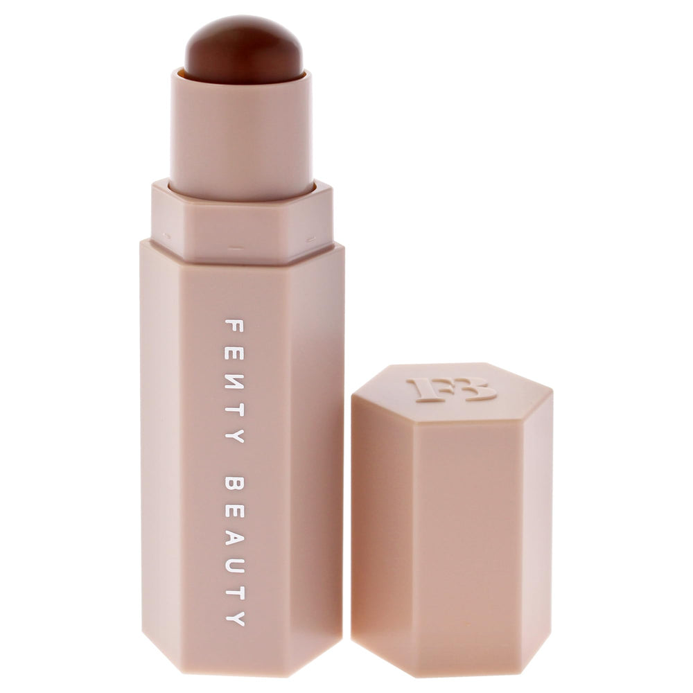 Contour de mâchoire net avec le stylo contour mat de Fenty Beauty.