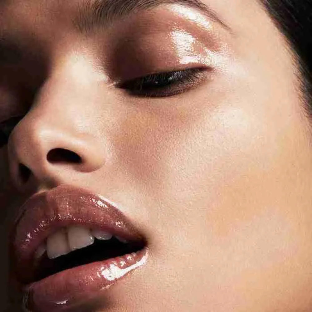 Application précise du gloss FENTY BEAUTY avec fini non collant.