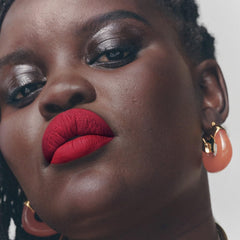 Applicateur precis et doux de Fenty Icon Velvet pour une ligne nette.