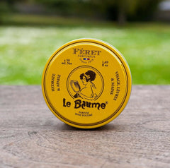 Application du baume Feret Parfumeur Rose Poudré sur les lèvres – douceur veloutée.