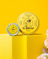 Écrin métallique vintage Feret Parfumeur – packaging élégant et pratique.