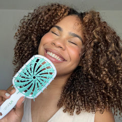 FHI Heat UNbrush Plus démêle les cheveux mouillés sans douleur.