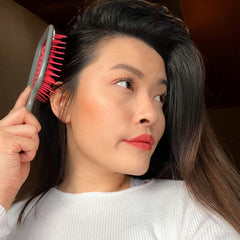 UNbrush démêle cheveux humides et secs facilement.