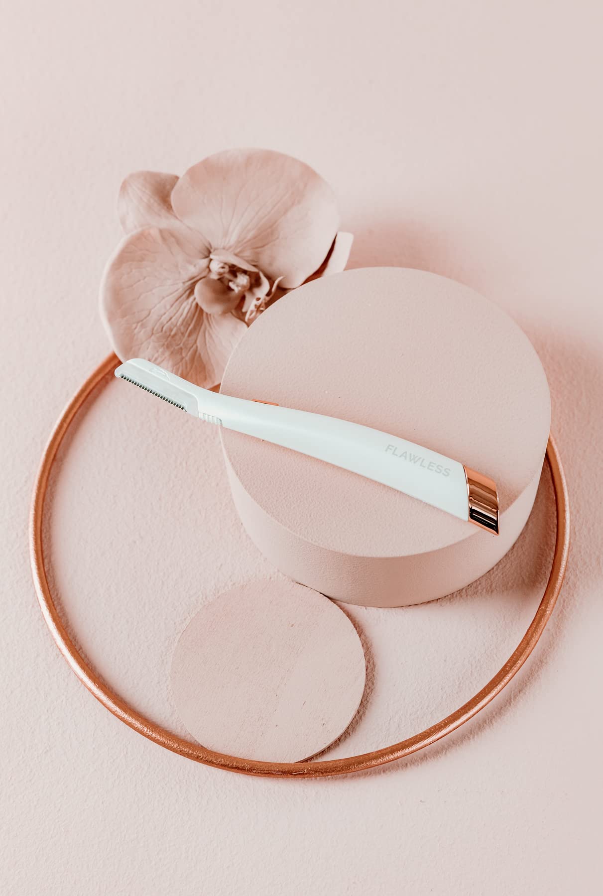 Garde de sécurité sur la tête Dermaplane Glo protège la peau.