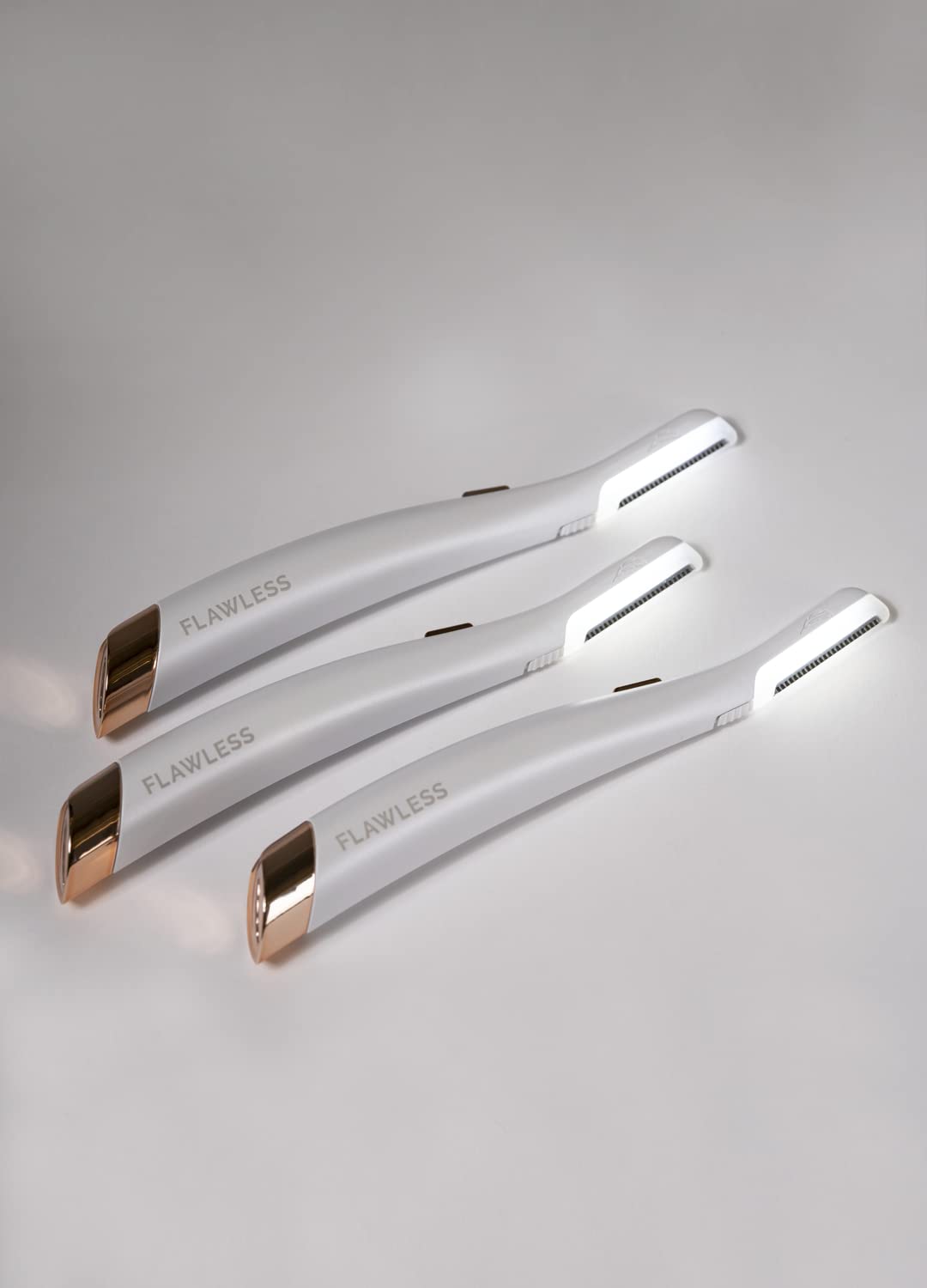 Manche ergonomique Dermaplane Glo pour une prise en main stable.