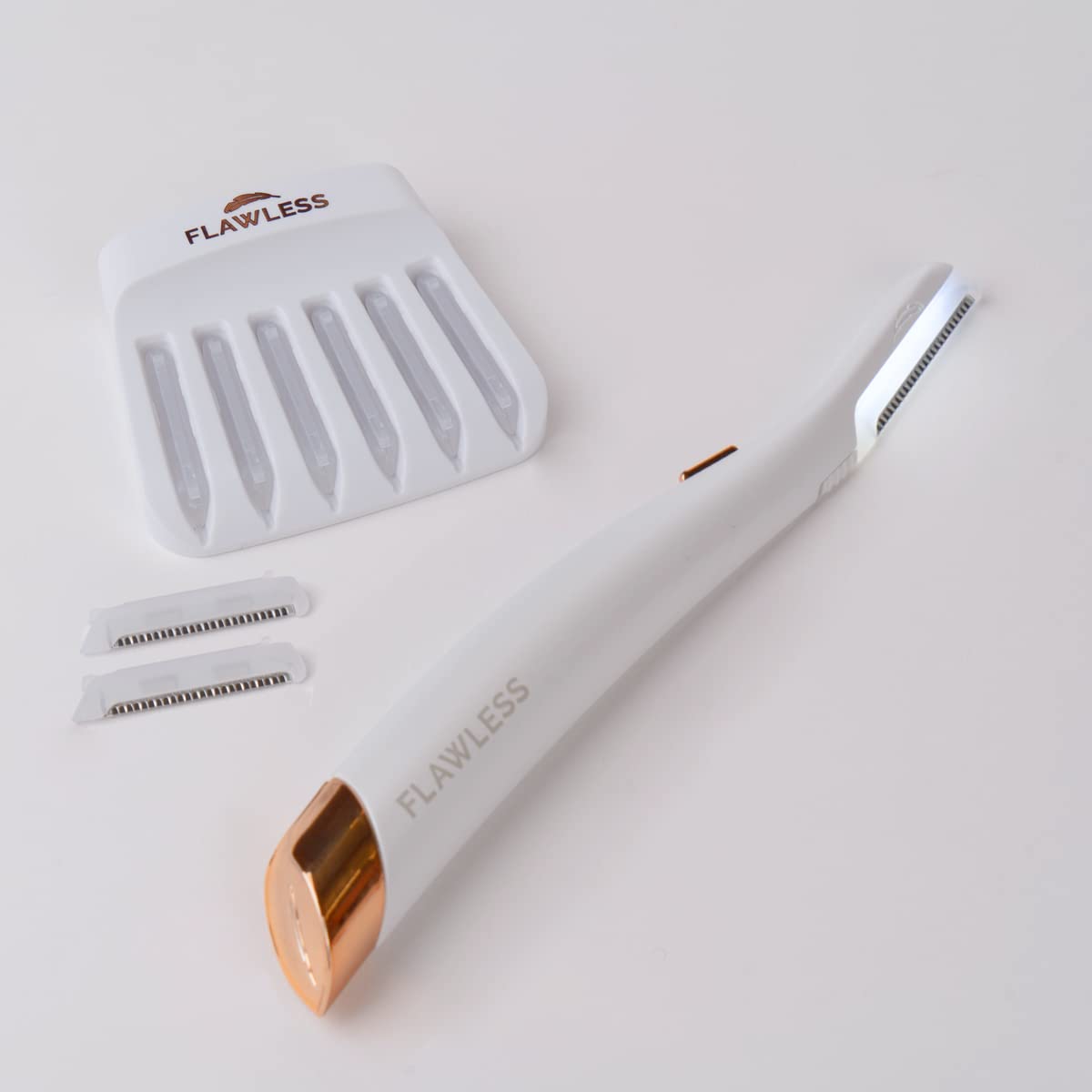 Dermaplane Glo Finishing Touch Flawless avec têtes de remplacement faciles à changer.