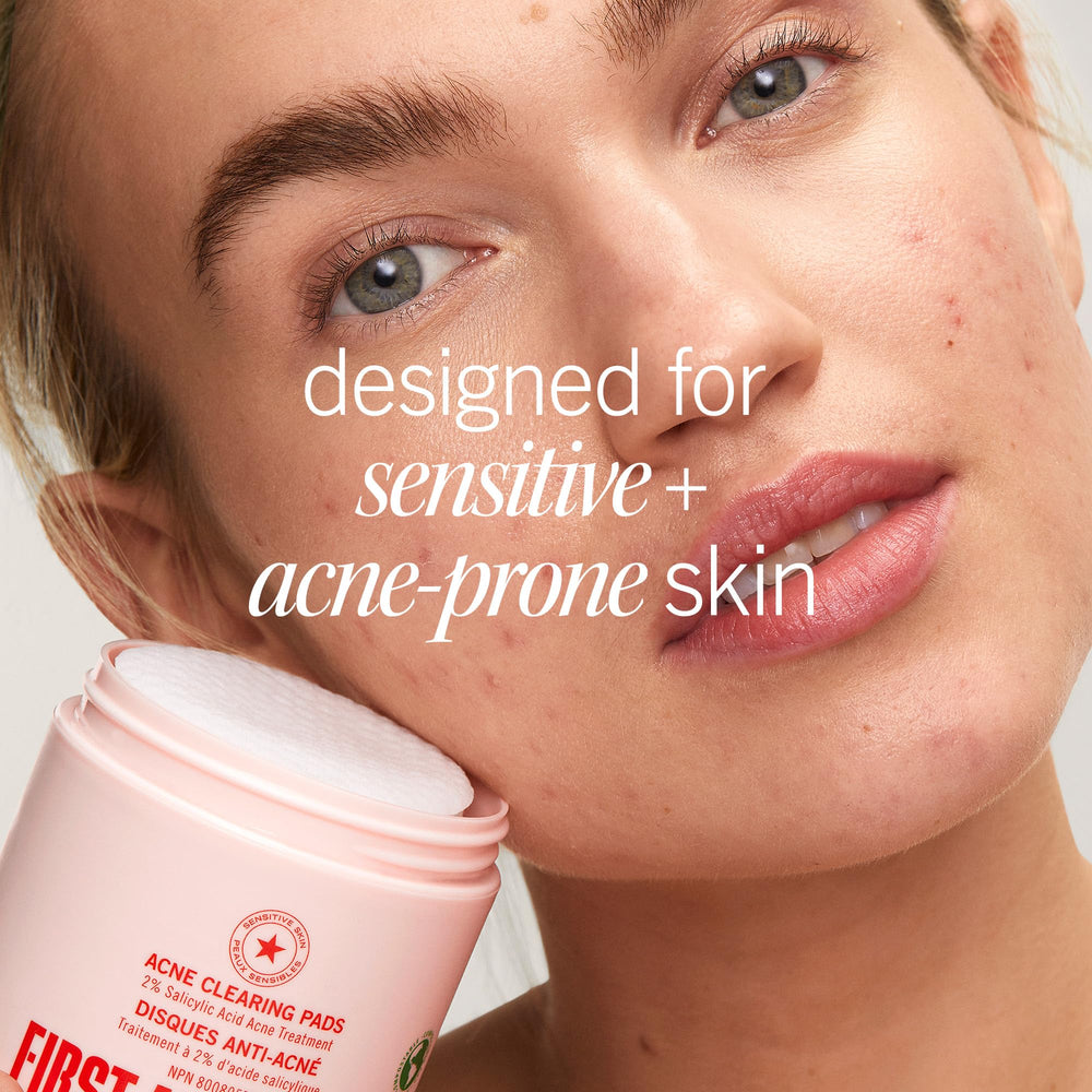 First Aid Beauty Acne Pads visage, emballage pratique de 60 unités.