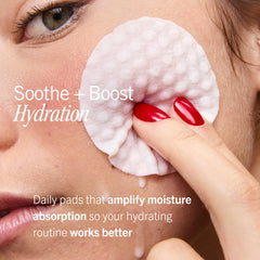 First Aid Beauty disques visage avoine colloïdale et céramides apportent hydratation durable.