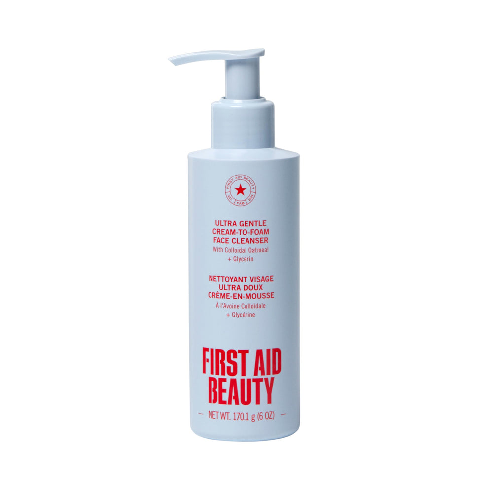 First Aid Beauty nettoyant visage crème-mousse dans bouteille; démaquille en douceur et hydrate.