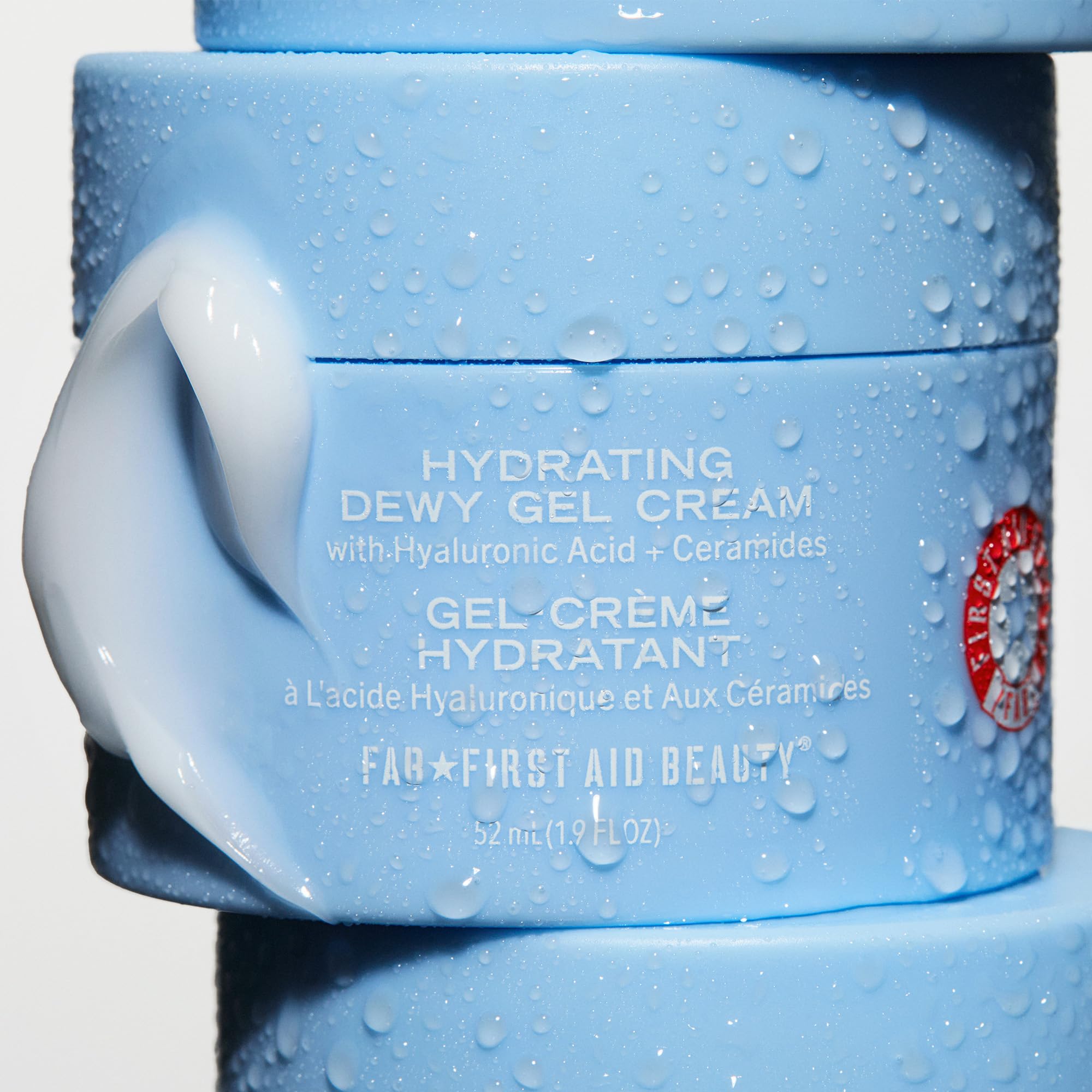 Pot translucide First Aid Beauty démontrant une hydratation légère et non grasse.