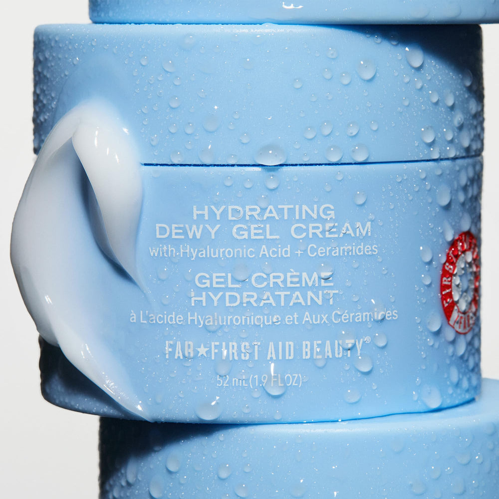 Pot translucide First Aid Beauty démontrant une hydratation légère et non grasse.