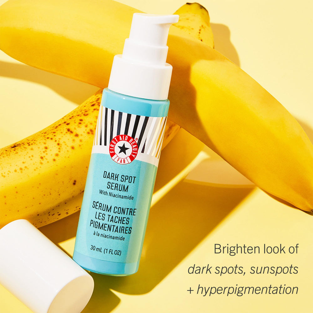 Sérum First Aid Beauty sur visage: réduction des taches solaires et uniformité.