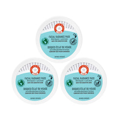 Tampon éclarissant First Aid Beauty pour teint lumineux et peau prête au maquillage.