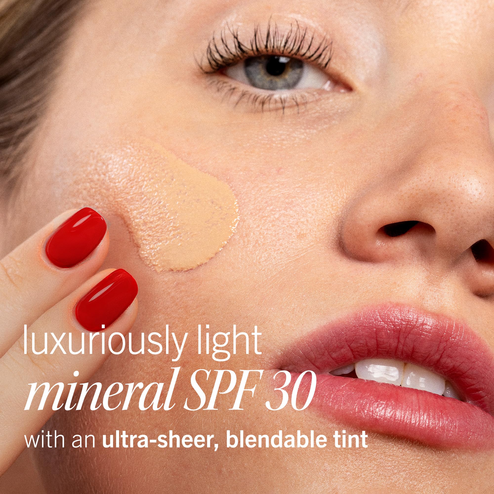 Texture ultra-légère de First Aid Beauty qui fusionne sans trace.