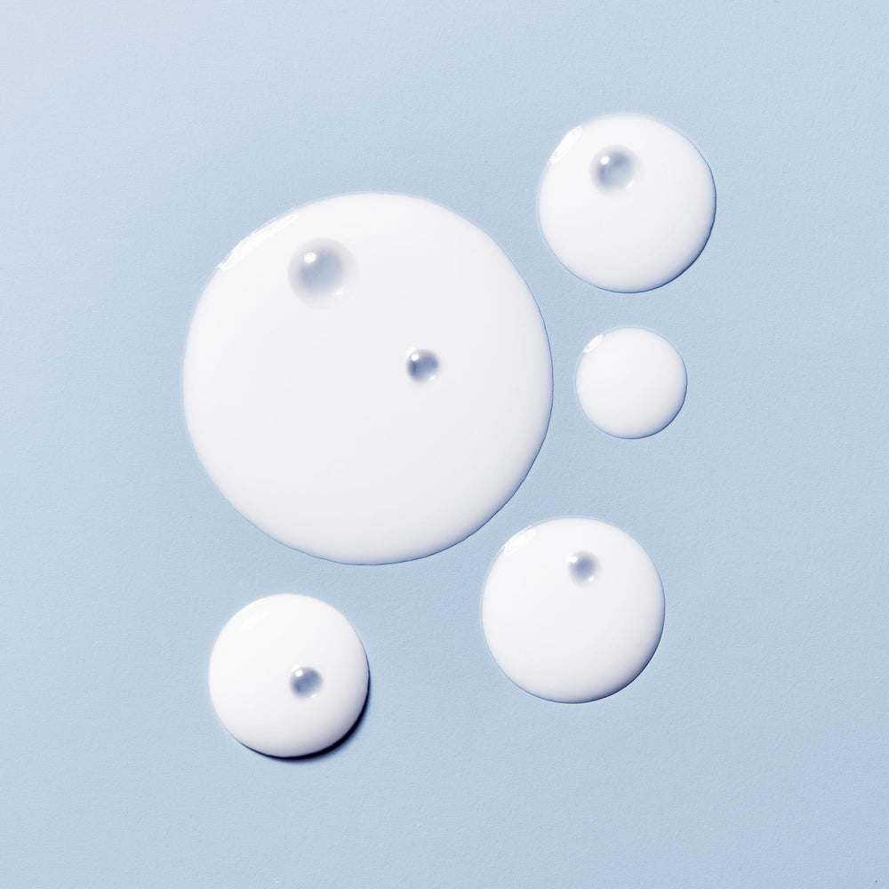 Action hyaluronique First Aid Beauty, hydratation durable pour un teint repulpé.