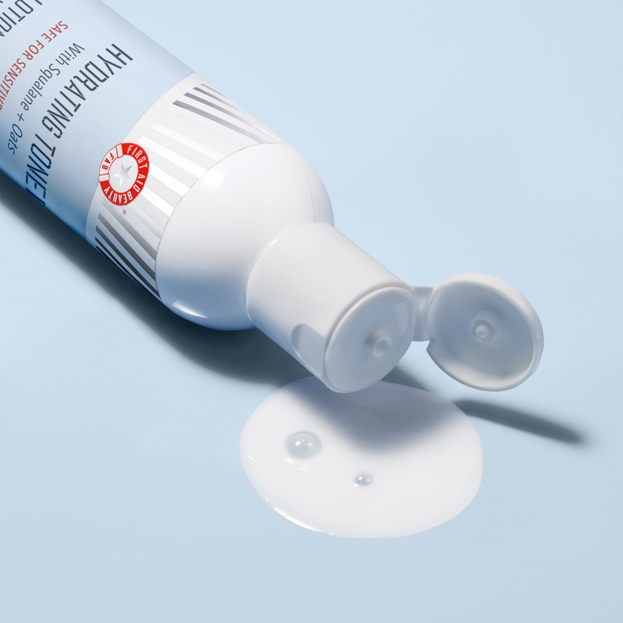 Formulation avoine-squalane First Aid Beauty, soutient la barrière cutanée et apaise.