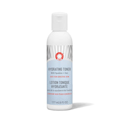 Tonique hydratant First Aid Beauty, bouteille d'aspect lait apaise et hydrate.