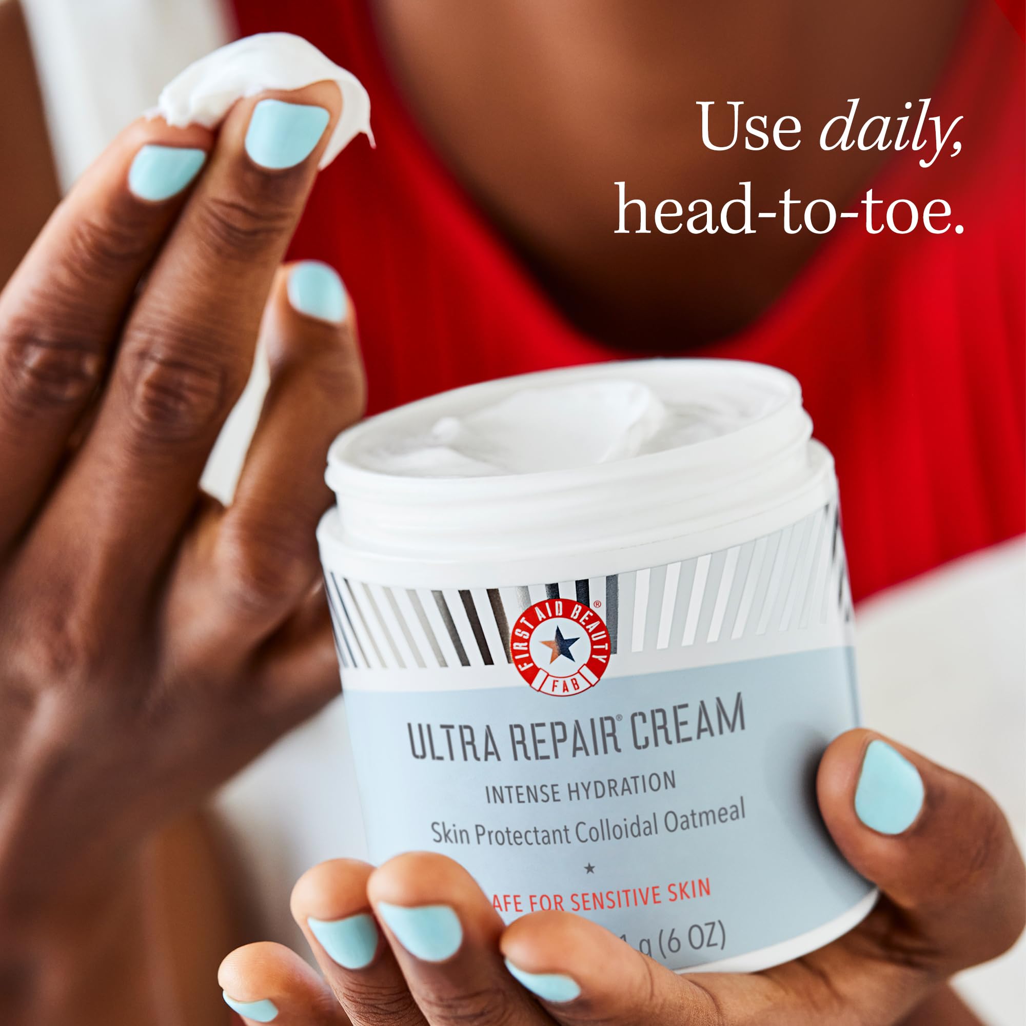 Apaisement rapide de la peau avec First Aid Beauty Ultra Repair Cream.
