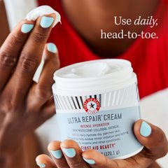 Application corps avec First Aid Beauty Ultra Repair Cream pour hydrater les zones sèches.