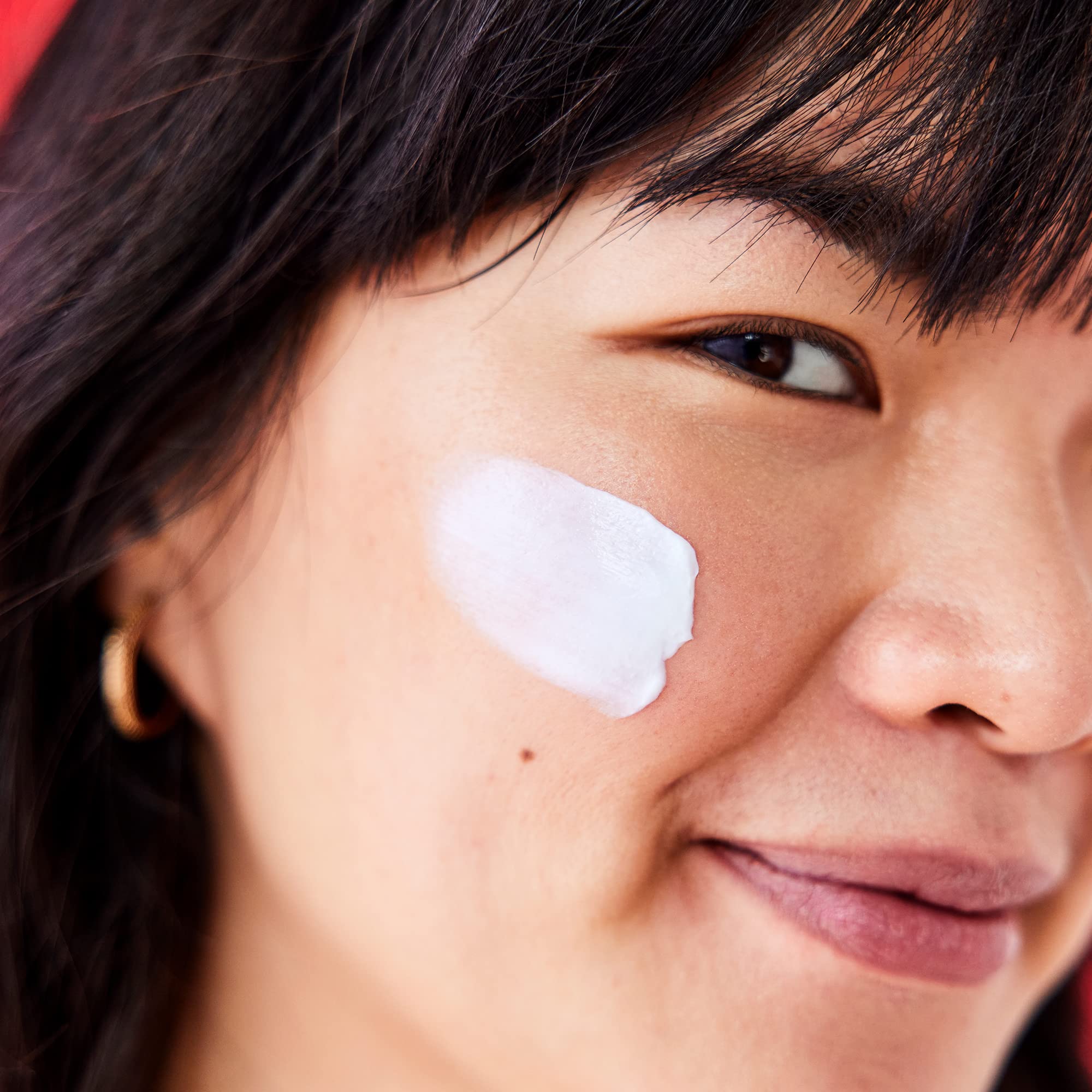 Étiquette claire sur l'emballage First Aid Beauty Ultra Repair Cream.