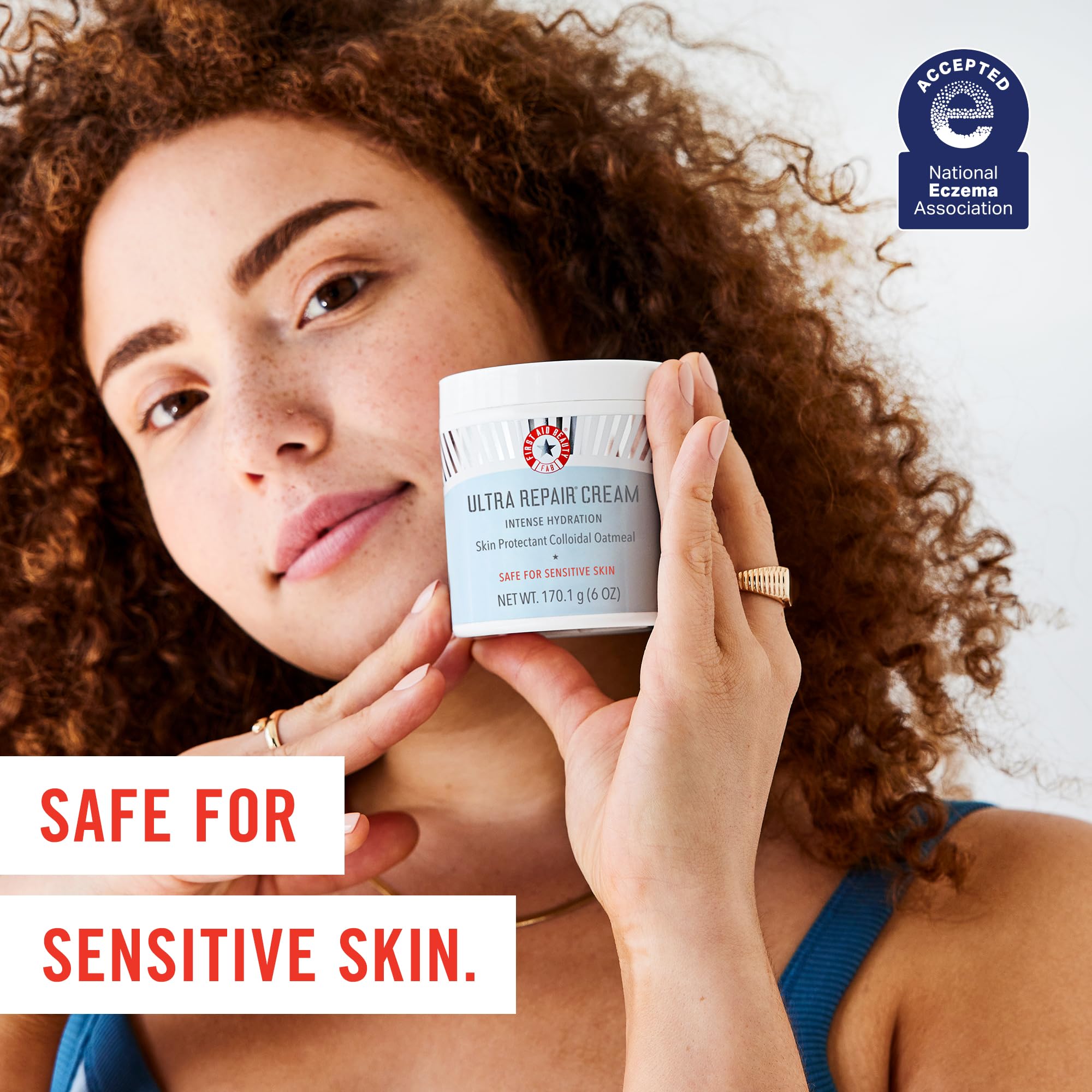 Texture onctueuse de First Aid Beauty Ultra Repair Cream pour une application douce.
