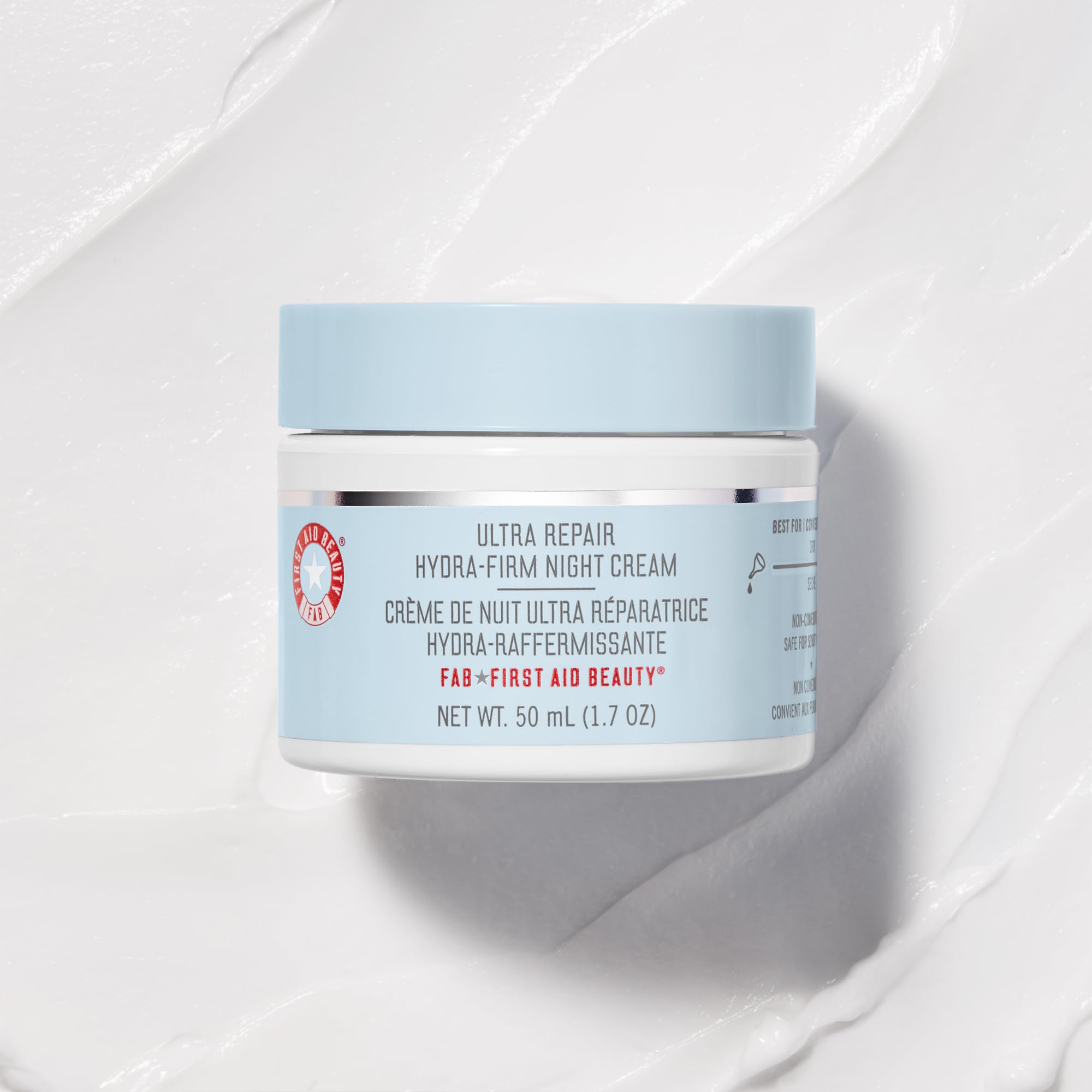 Application du soir avec First Aid Beauty Ultra Repair Hydra-Firm Night Cream pour nourrir la peau