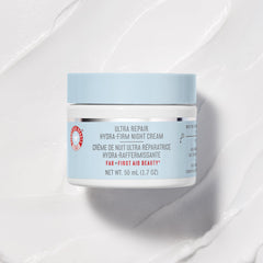Application du soir avec First Aid Beauty Ultra Repair Hydra-Firm Night Cream pour nourrir la peau
