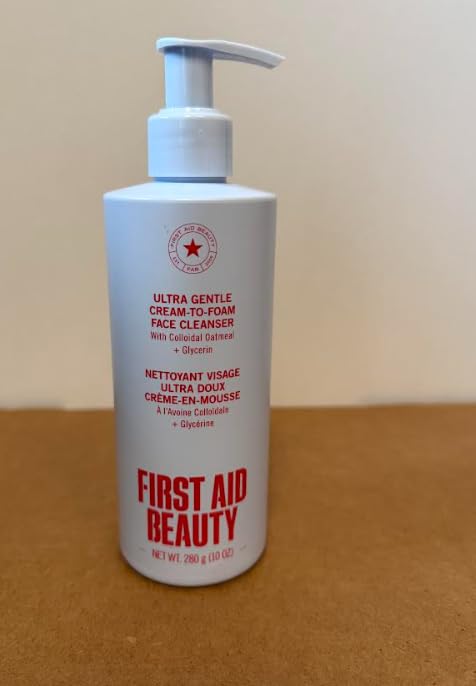 First Aid Beauty démaquille et purifie en douceur.