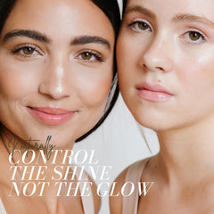 Application avec houppette Fitglow pour flouter les pores et lisser le teint.
