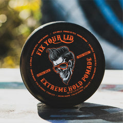 Fix Your Lid application pomade cheveux secs, définition nette et look soigné