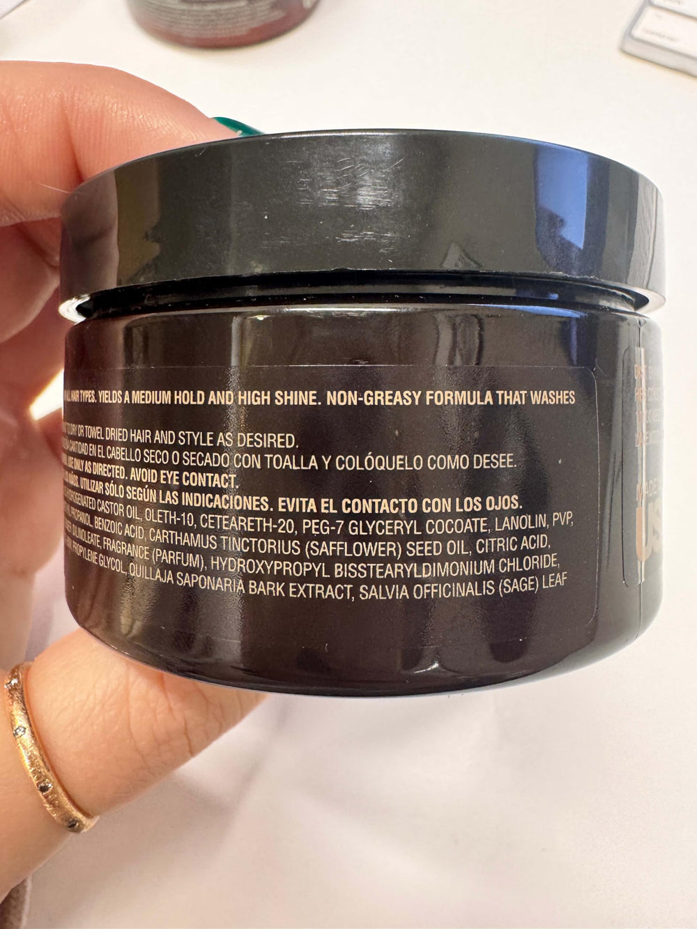 Fix Your Lid pomade: brillance quotidienne pour un look soigné sans effort.