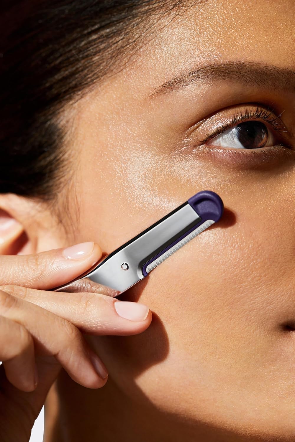 Utilisation sur le visage avec Flamingo Dermaplane pour peau lisse