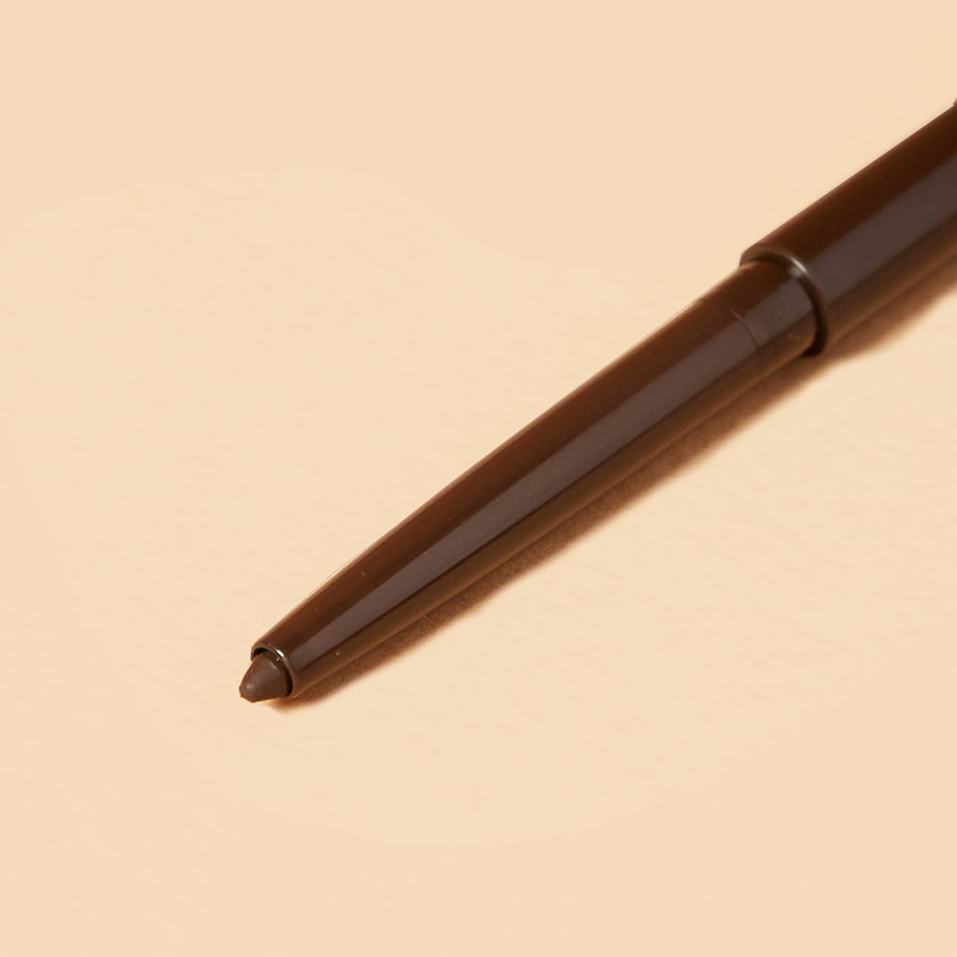 FLOWER BEAUTY Forever Wear Onyx application : glisse douce pour un trait précis.