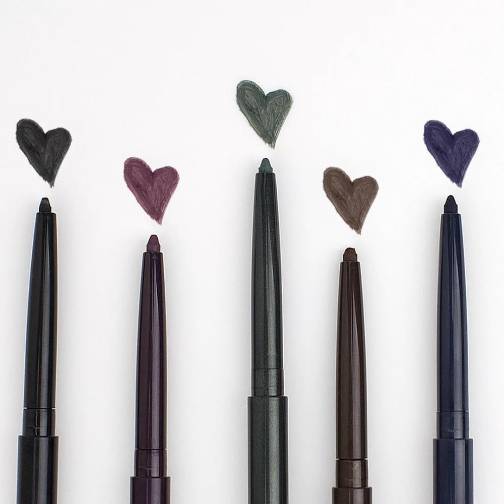 Plan rapproché des yeux avec FLOWER BEAUTY Forever Wear pour un trait net