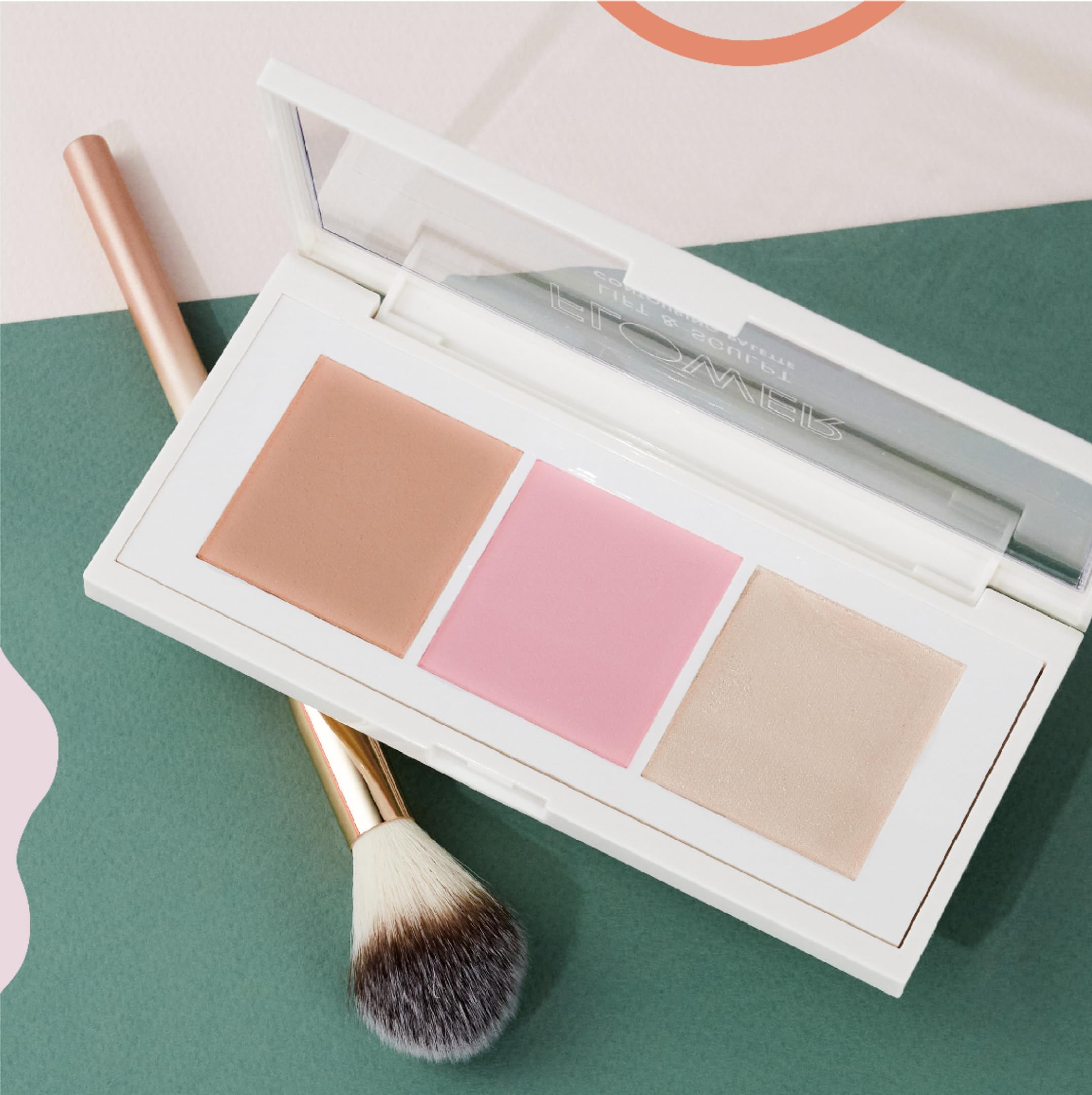 Poudre contour FLOWER BEAUTY Lift & Sculpt facile à contourner pour un relief subtil.