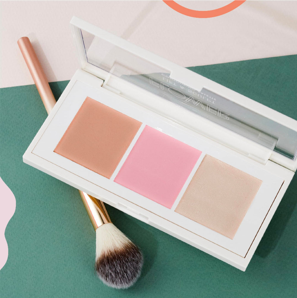 Poudre contour FLOWER BEAUTY Lift & Sculpt facile à contourner pour un relief subtil.