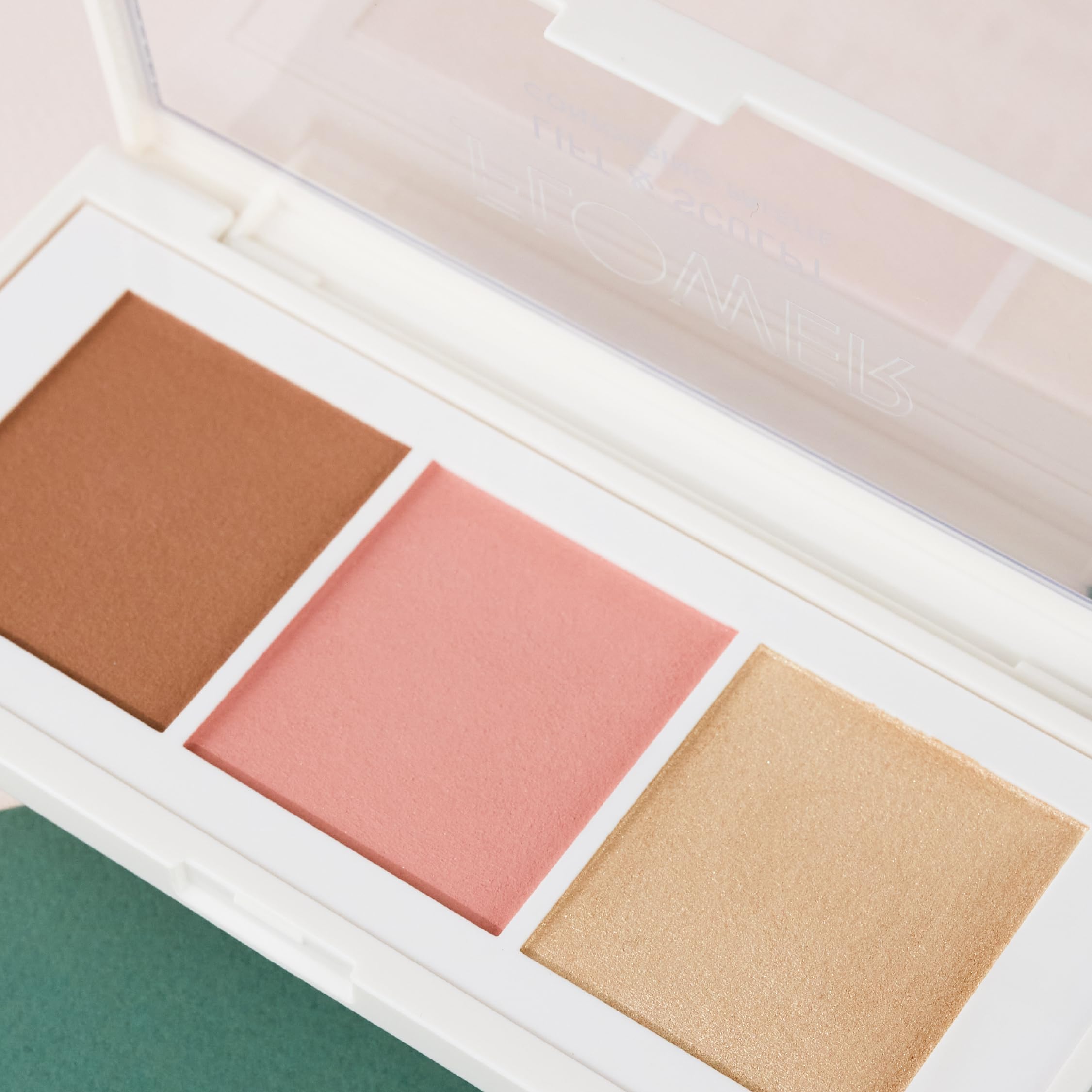 Poudre luminatrice FLOWER BEAUTY Lift & Sculpt met en valeur les zones clés.
