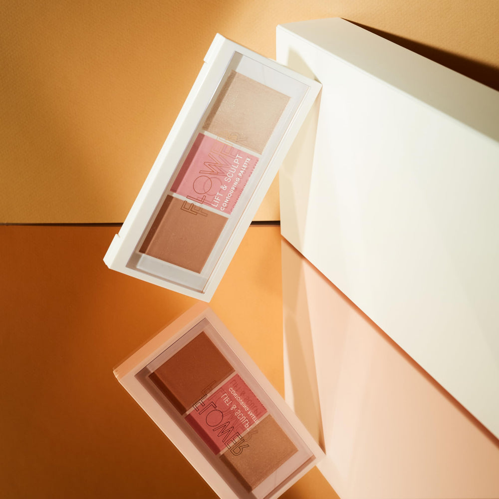 Texture crème FLOWER BEAUTY Lift & Sculpt qui se transforme en fini poudré naturel.
